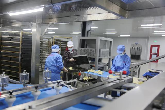 生产负责人叶良杰介绍,面包等高水分食品对环境卫生,产品接触面(包括